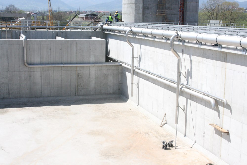 Montaż rurociągów na konstrukcji wsporczej