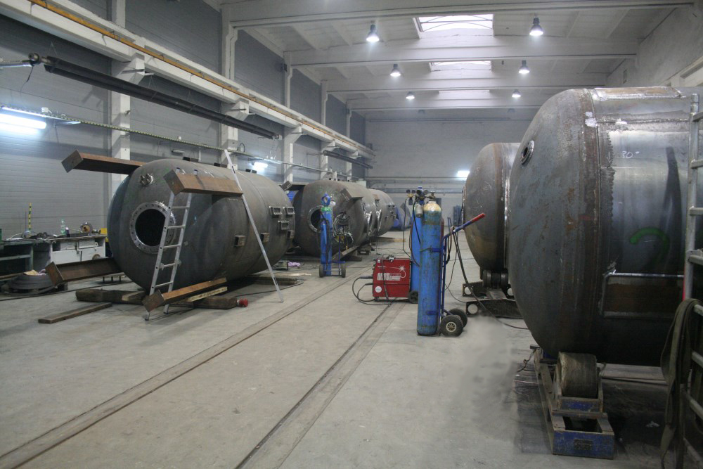 Zbiorniki przemysłowe — widok ogólny