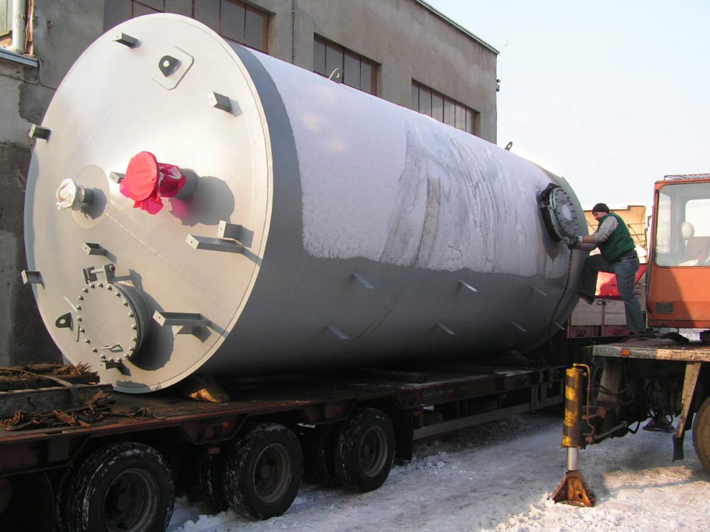 Zbiorniki kondensatu na konstrukcji stalowej